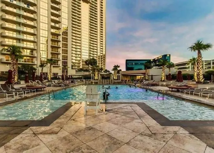 Mgm 12809 Signature Studio Strip View