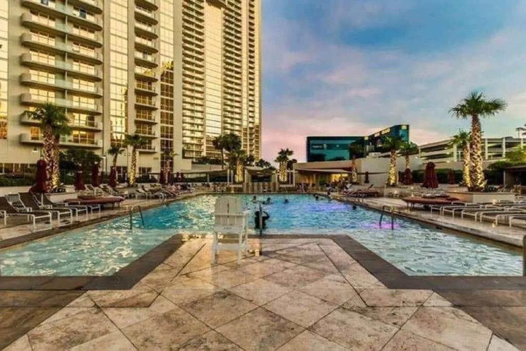 Apartment Mgm 12809 Signature Strip View *